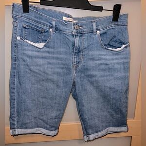 Levis Classic Bermuda jean shorts sz 32